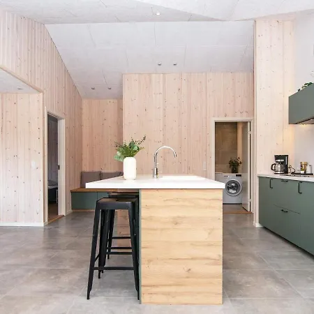 10 Person In Glesborg-by Traum